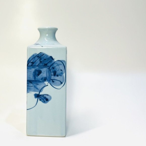 Adorable Vintage Signed Made in Japan Blue/White Hand-painted Fish Vase - Picture 3 of 8